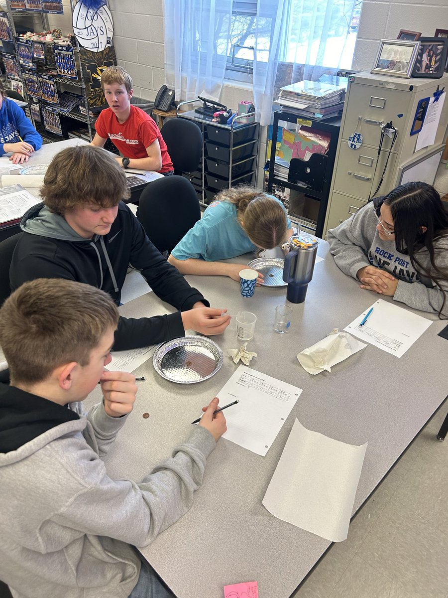 Rctj7's tweet photo. COHESION! Water vs Alcohol Peroxide!  The Super Bowl of Liquids. @RPBlueJays #Science https://t.co/TUbQwzVNpO