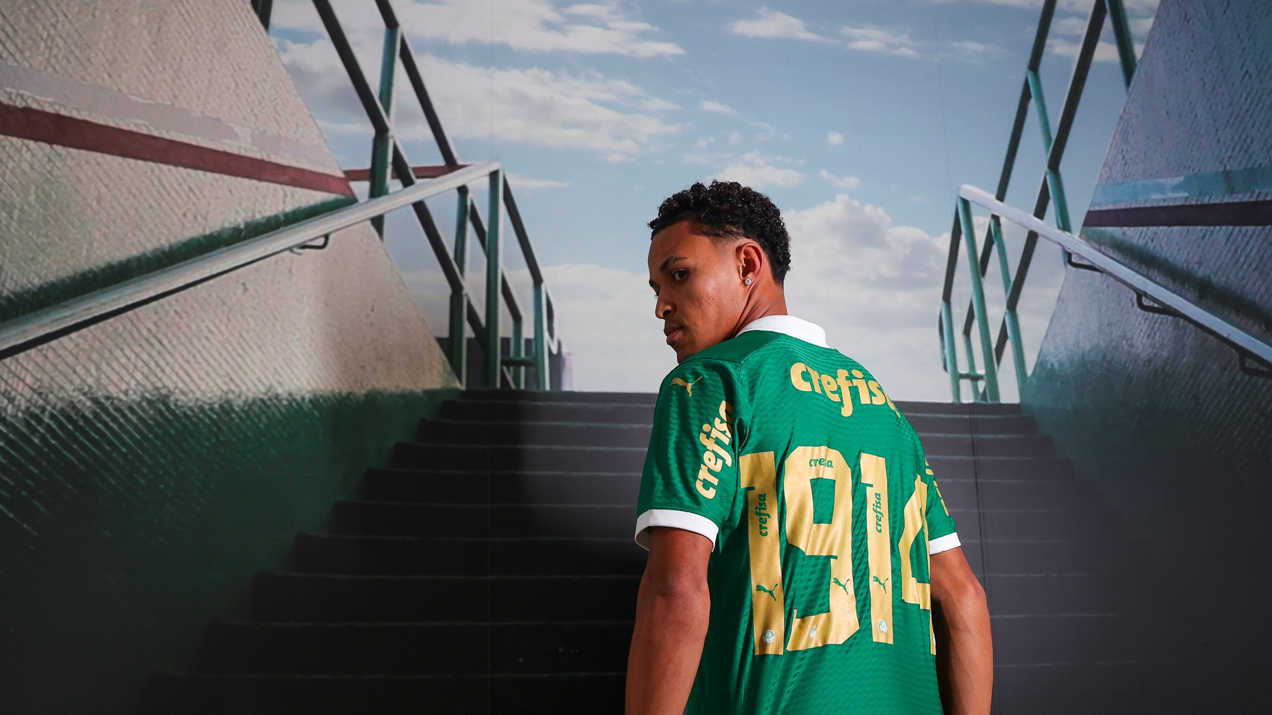 JÁ PODE JOGAR AMANHÃ? Alviverdes comemoram a chegada de Lázaro