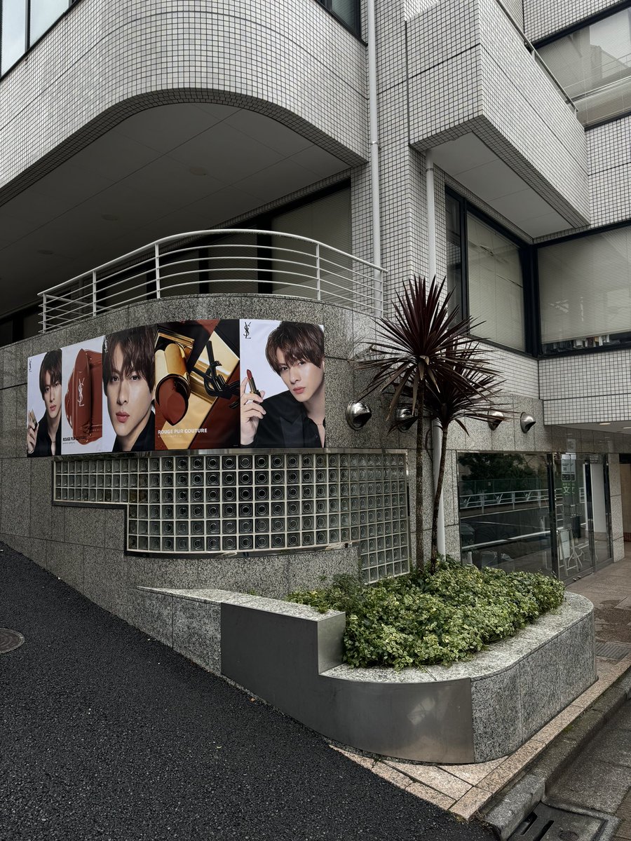 kaorio89859622's tweet photo. 日曜日には確かに紫耀くんいた場所にさっき見に行ったらあれ?いない?😭
月曜日は大雪昨日も雨降ったからもしかしてポスター傷んじゃったりしたのかな…
他のところは変わらずにいてくれたのに…
あと残り2日間このままなのかな😭
明日また貼られるといいな。
#WILDPOSTING
#YSLBeautyxShoHirano https://t.co/bzCG9LWzNI