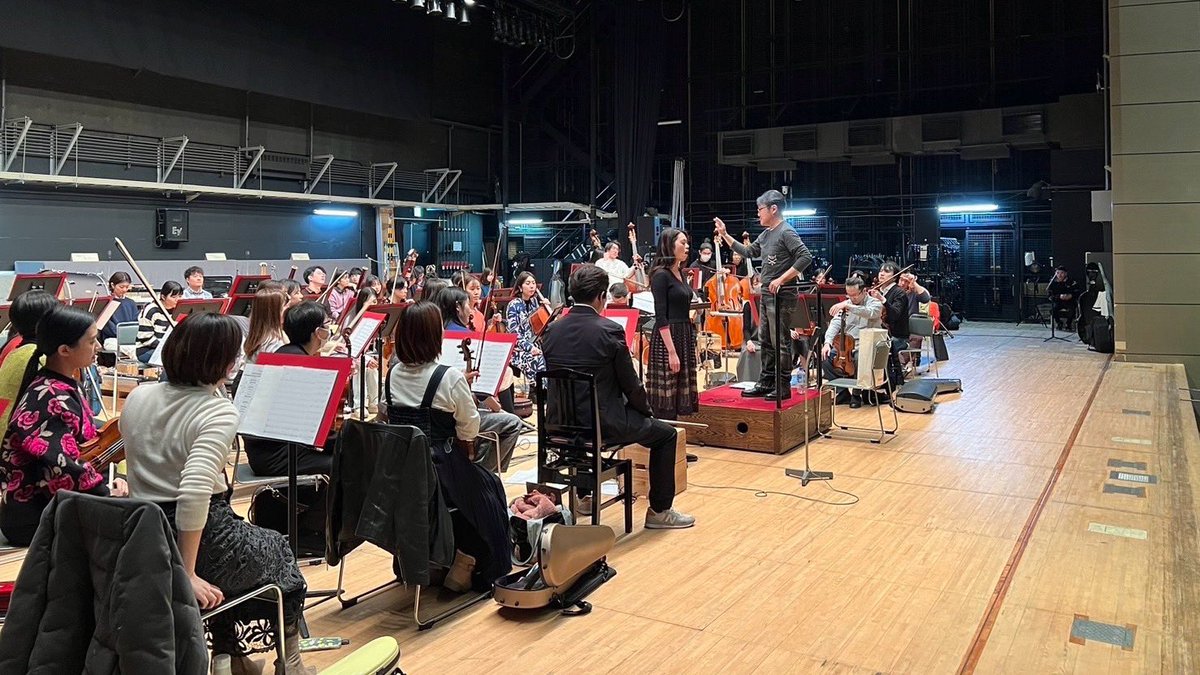 ArtsInnovator's tweet photo. ◥◣🎶リハーサルスタート🎶◢◤

#VIVANTオーケストラコンサート

作曲家 #千住明 指揮で
#VIVANT コンサートのリハがスタート▶️
フルオーケストラに加えて、合唱、ソプラノソロと豪華な編成😍✨

📅2/10(土) 14:00、18:00
📍LINE CUBE SHIBUYA

皆さま、ぜひお楽しみに😘
#Senjulab  #グランドフィル https://t.co/wYrYE0xauV