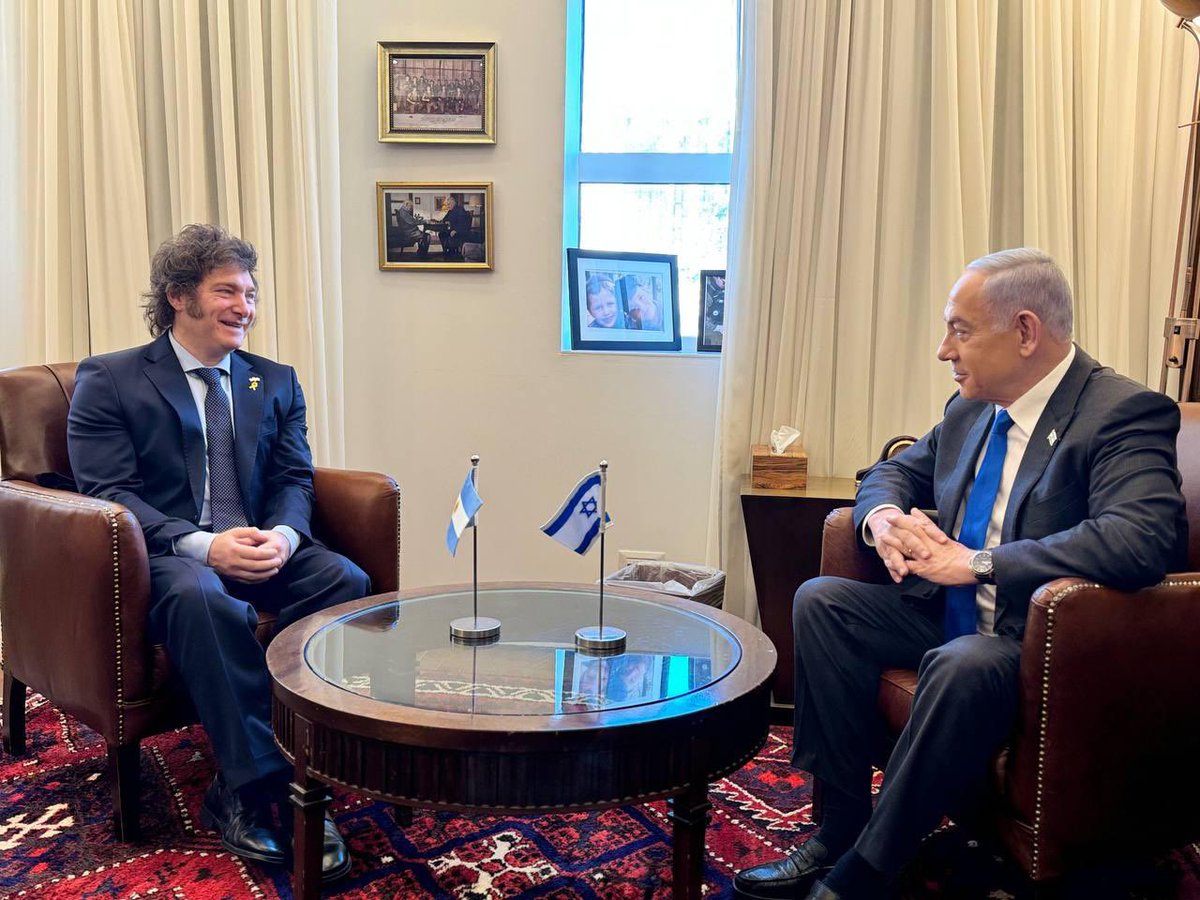 OPRArgentina's tweet photo. El Presidente Javier Milei se reunió con el Primer Ministro del Estado de Israel, Benjamin Netanyahu, en Jerusalén. https://t.co/eIP98fAxgs