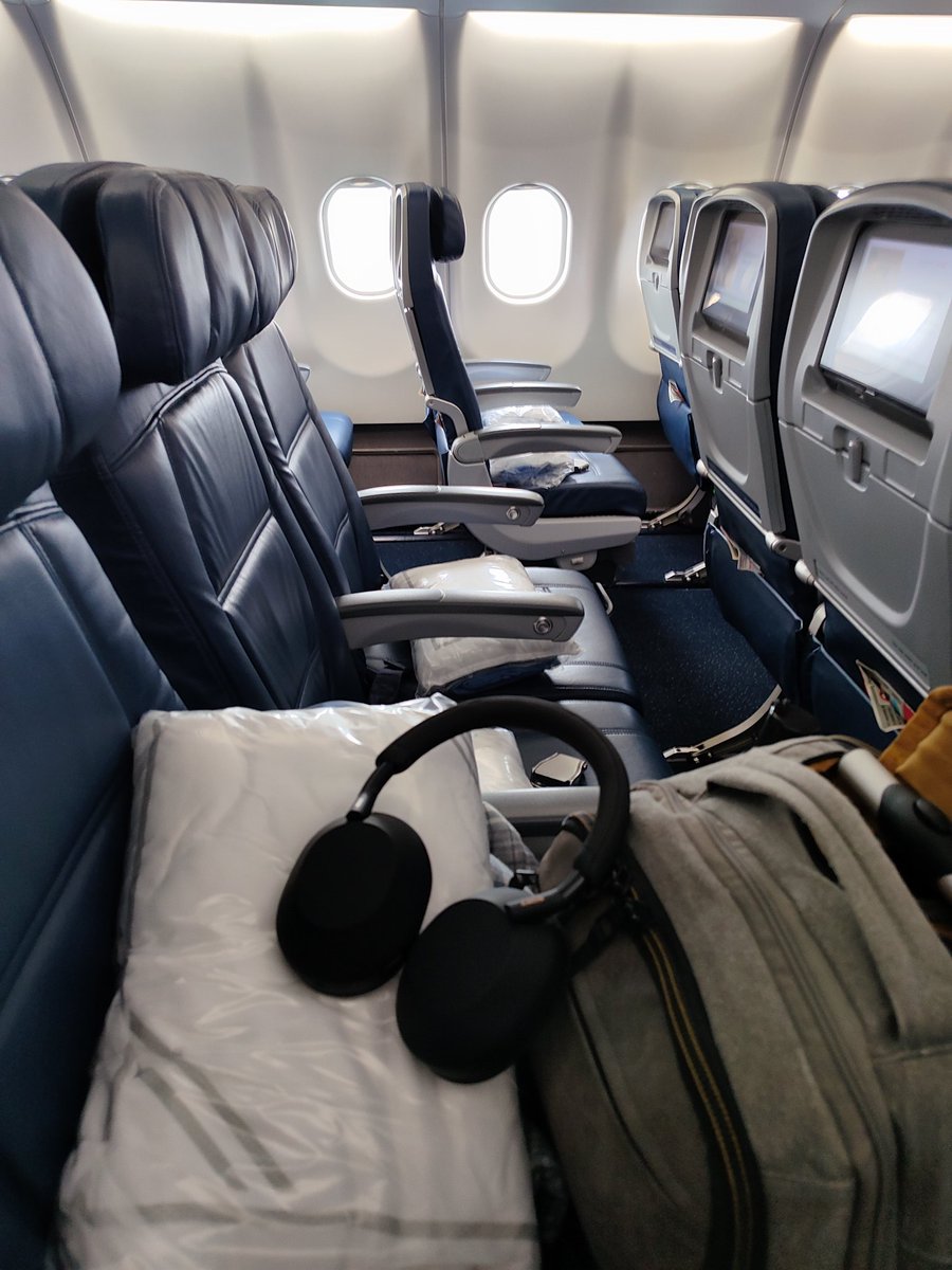tonyboyletweets's tweet photo. On my way to @mtndao to meet up with rest of the @metaplex team and I've got a 4 seater to myself. Gonna enjoy his flight 🛌💤 #layflat https://t.co/ZkAZqIU3g6