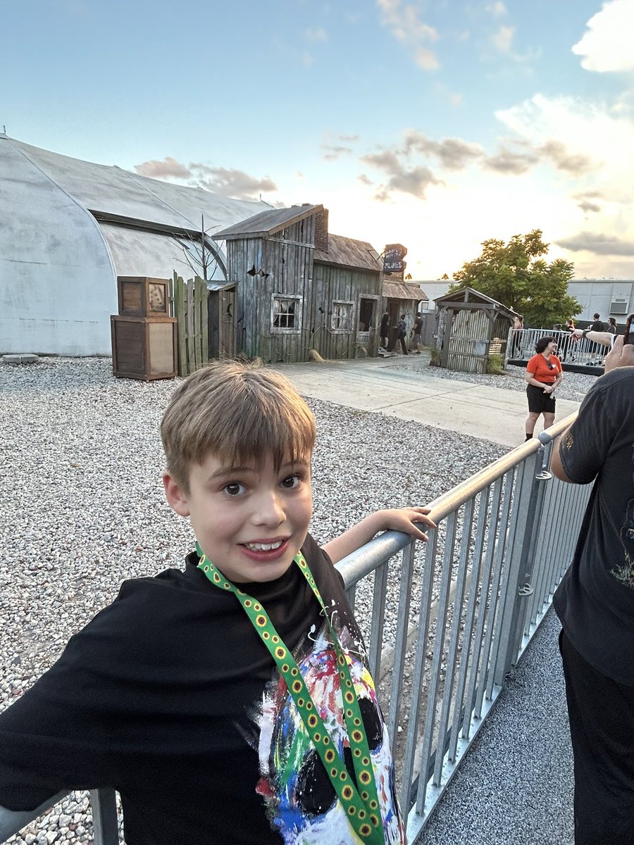 Spending the day thinking about how much fun we had <a href="/HorrorNightsORL/">Halloween Horror Nights</a> and wishing was back at the darkest deal 🤌
