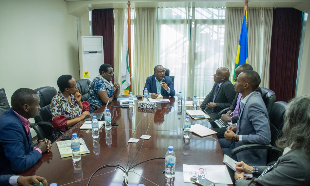 RwandaLocalGov's tweet photo. Ministers @JCMusabyimana and @mskayisire held a meeting with Village Enterprise and USAID team led by @tmuriuki,the Chief Government Relations Officer at @village_ent,to discuss cooperation and how to scale up Village Enterprise's role in sustainable poverty graduation in Rwanda. https://t.co/ysvvvqIWIF