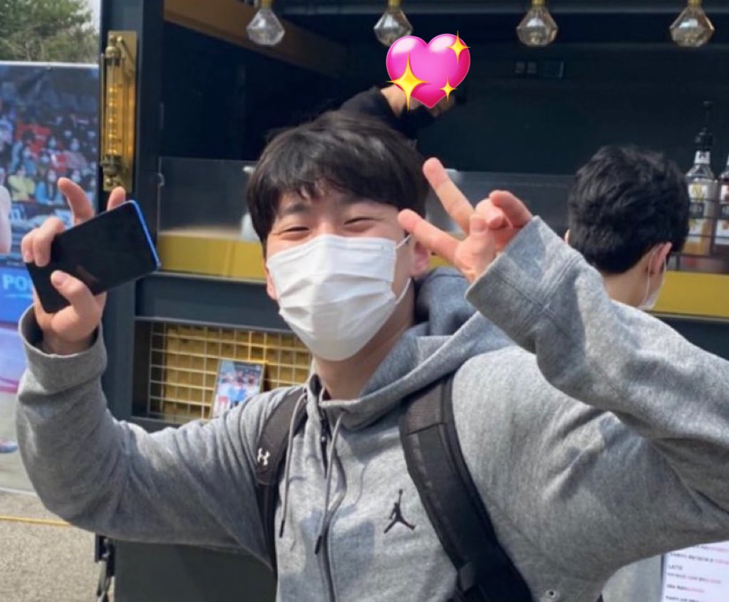 2kkyo1's tweet image. 이사진도 짱 좋아함
이정현 찐으로 신나면 쌍브이✌🏻✌🏻하는 버릇
ㅋㅋㅋ