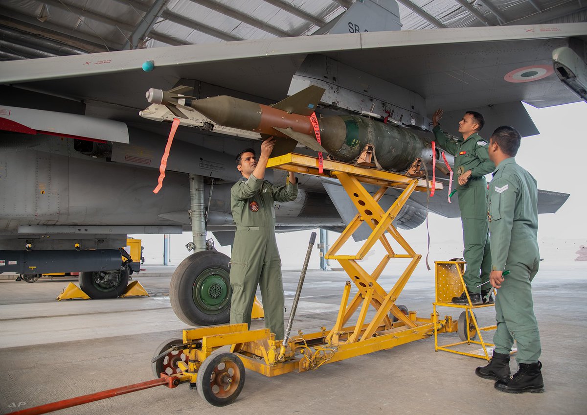 Defence_Nation's tweet photo. Indian Air Force is preparing for its Biggest Aerial Exercise #VayuShakti2024 to be commenced on 17th Feb 2024 at Air Force Station Jodhpur. ๐ฎ๐ณ๐ฅ
๐ธ : IAF
#IndianAirForce #AerialExercise #SukhoiSu30 #Mirage #Jodhpur #JaiHind #DN https://t.co/V4EqshmU8I