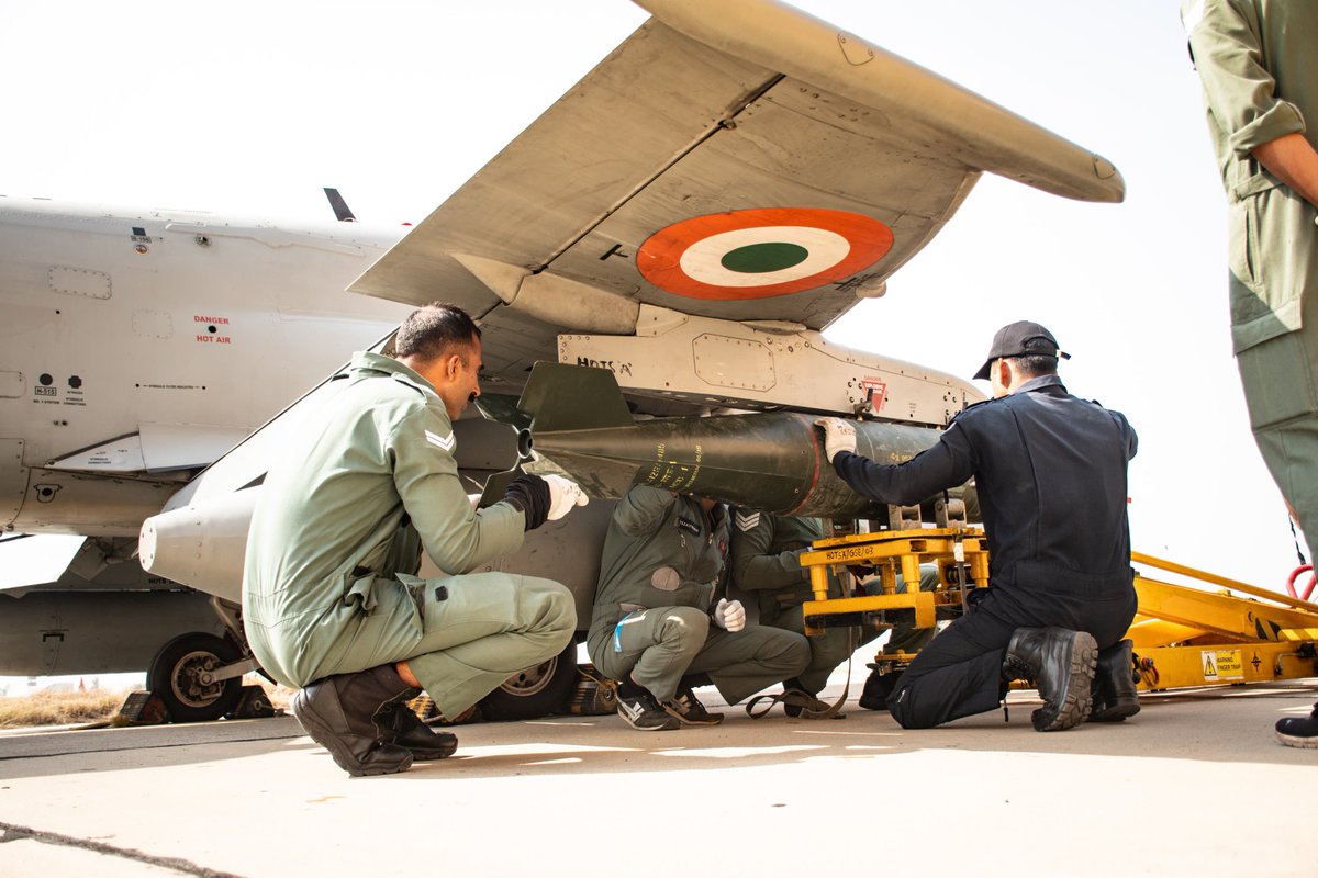 Defence_Nation's tweet photo. Indian Air Force is preparing for its Biggest Aerial Exercise #VayuShakti2024 to be commenced on 17th Feb 2024 at Air Force Station Jodhpur. ๐ฎ๐ณ๐ฅ
๐ธ : IAF
#IndianAirForce #AerialExercise #SukhoiSu30 #Mirage #Jodhpur #JaiHind #DN https://t.co/V4EqshmU8I
