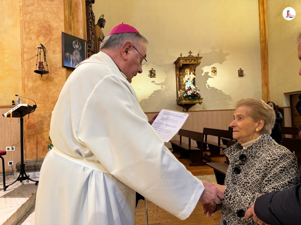 IglesiaEnLeon's tweet photo. 👉🏼 Nuestro Obispo el P. @cmfluisangel ha visitado este mediodía la ⛪️ #Parroquia de San Martín, de Armunia, con celebración del Sacramento de la #UnciónDeEnfermos y 🙏🏼 rezo de un #responso en su cementerio. https://t.co/CafouPcvYM