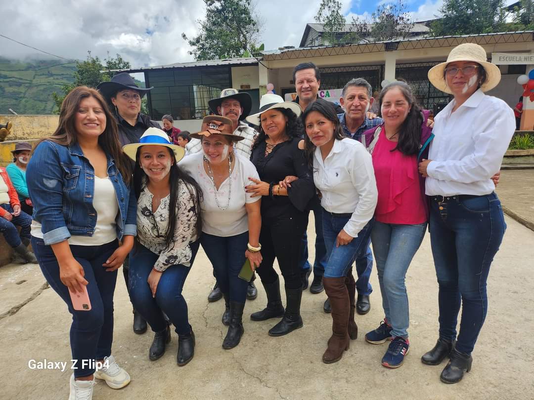 ALEGRIA EN EL CARNAVAL DE SAN GERARDO

Ayer visitamos la Comunidad de San Gerardo, en San Miguel, aceptando la invitación a participar de una mañana carnavalera, donde Nin@s, Padres de Familia y Maestros, que con mucha alegría realizaron una bonita programación. Felicitaciones.