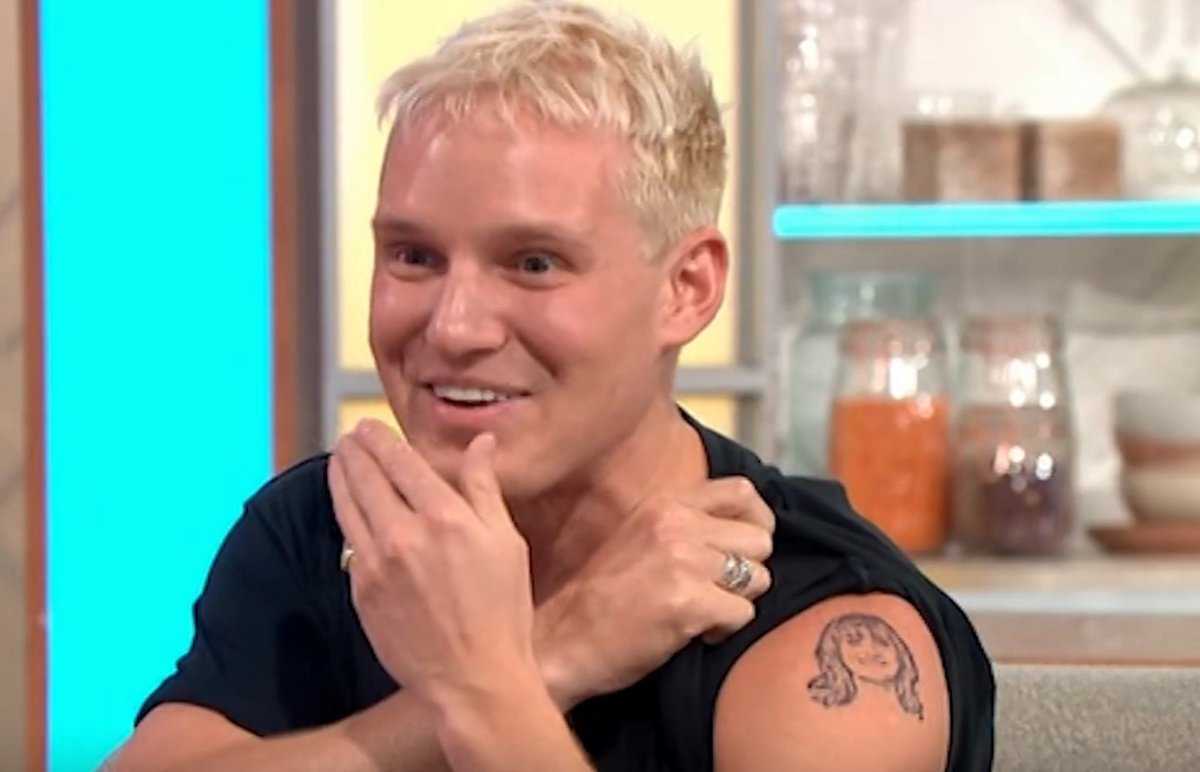 Jamie's tattoo in Chinese/Mandarin actually says 'sunset' and the joke here  is that the real meaning was actually more “deep/meaningful” than just  'arm', which is what he thought it meant, when usually, image size:1200x772