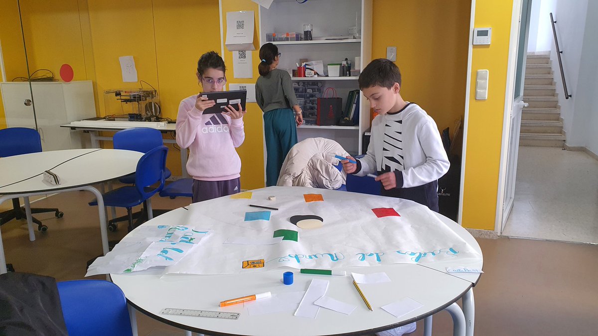 Algunos alumnos consultarn  información en internet, mientras los demás continúan con la #SdA propuesta. Gracias a la verstilidad de los espacios del #AdF