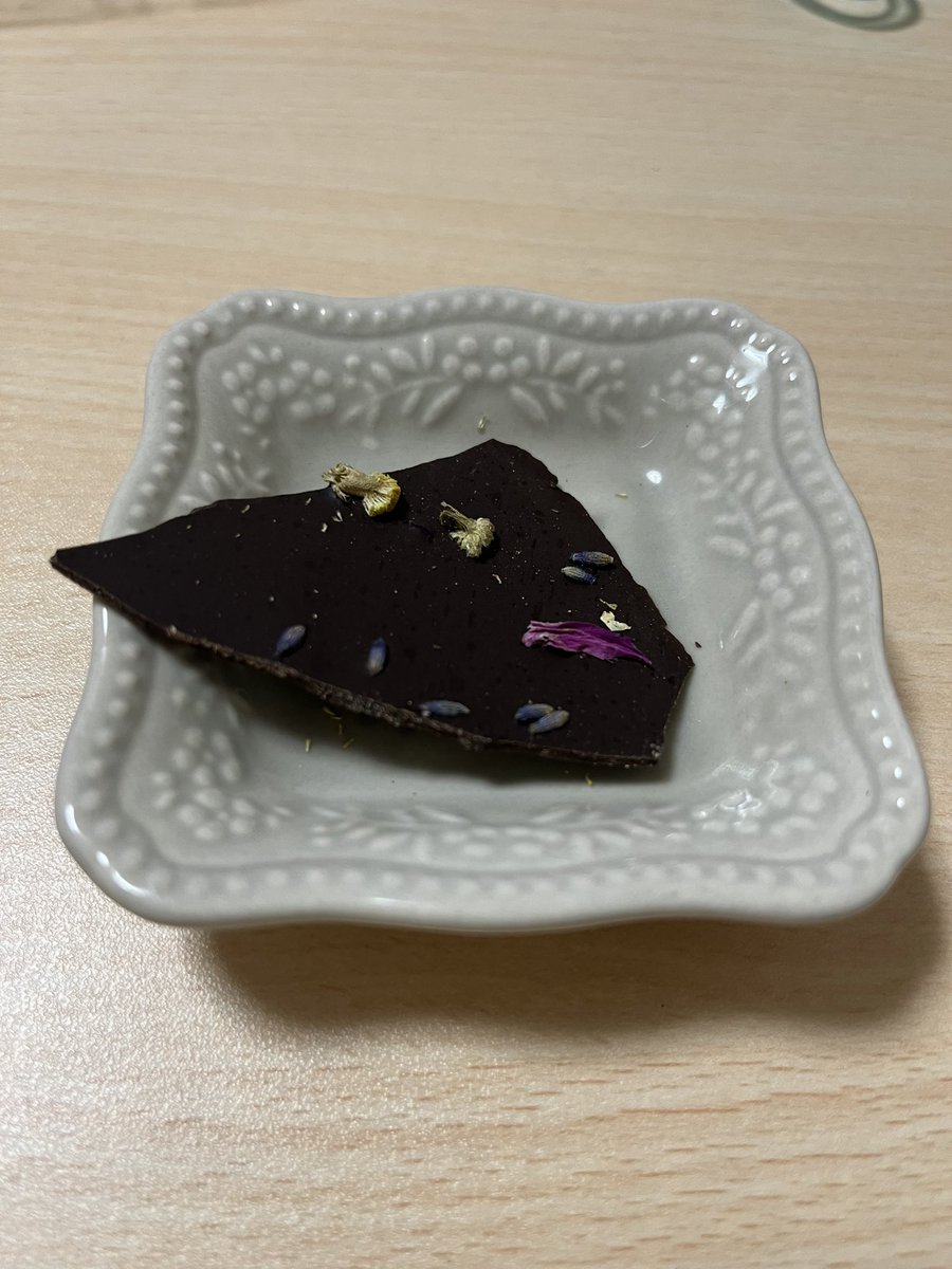 bulerias28's tweet photo. 自分のご褒美チョコ🍫
ヴィーガンローチョコレート✨
作製されている方とお話ししたら。ラベンダー🪻カモミール、ローズ🌹も使われているんだって。
ヴィーガンて表記されていたら、やっぱり買っちゃうよねー。
お味もいいー🍫
#AimerRaw
#ヴィーガンチョコ https://t.co/F6aUjWOe9h