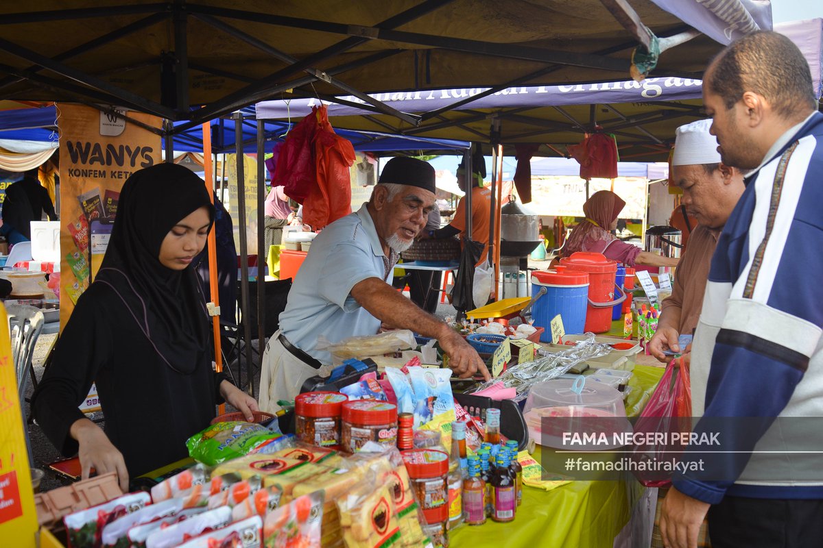 FamaNegeriPerak's tweet photo. 7 Februari 2024 | Rabu | Tanjong Malim 

Sekitar Program Sambutan Israk &amp; Mikraj  &amp; Ulang Tahun Pasar Tani ke-39 yang telah diadakan di Pasar Tani Tanjong Malim. Hadir sama Ybrs. Pn Azleena Binti Zainal Abidin, Timbalan Pengarah FAMA (Pembangunan) Negeri Perak. https://t.co/88VBDr3ORB