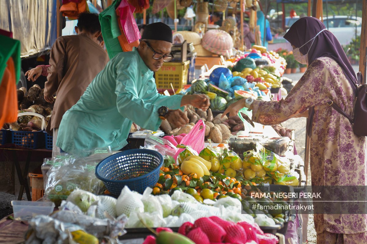 FamaNegeriPerak's tweet photo. 7 Februari 2024 | Rabu | Tanjong Malim 

Sekitar Program Sambutan Israk &amp; Mikraj  &amp; Ulang Tahun Pasar Tani ke-39 yang telah diadakan di Pasar Tani Tanjong Malim. Hadir sama Ybrs. Pn Azleena Binti Zainal Abidin, Timbalan Pengarah FAMA (Pembangunan) Negeri Perak. https://t.co/88VBDr3ORB