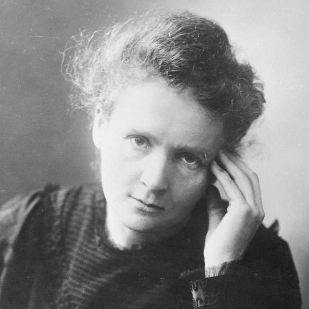 📅Le 7 février 1922, la lauréate du prix Nobel de physique, Marie Curie, est la première femme à intégrer l’Académie de médecine. Après une première candidature à l’Académie des sciences refusée en 1910, son ami le médecin Antoine Béclère manœuvre secrètement pour la faire élire.