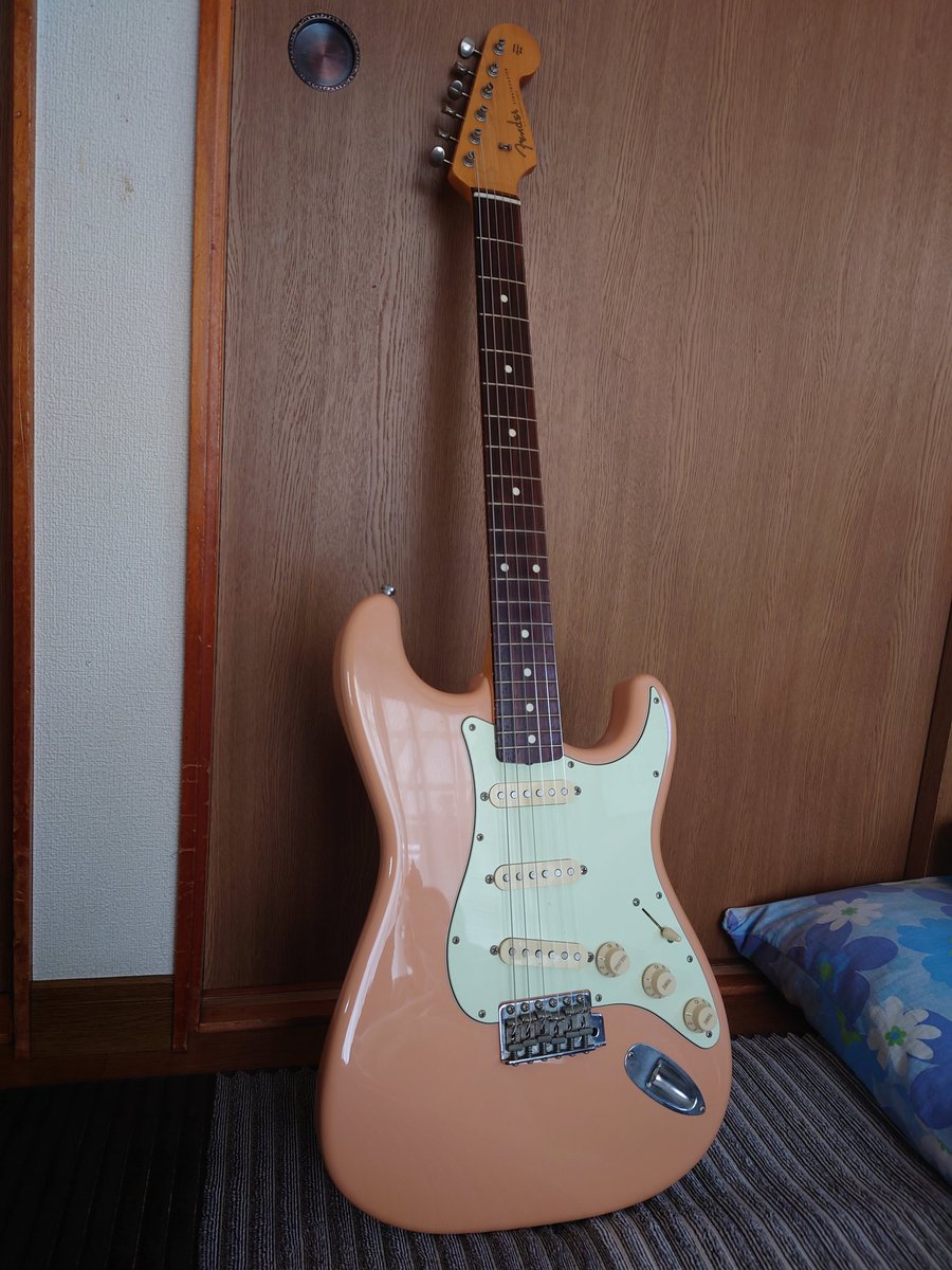 RanRanRanmaru7's tweet photo. #fenderJapan
#st62
Qから始まる5桁シリアルのフェンダージャパンのST62−70TXシェルピンク
経年変化による黄みの強いピンク色に変色😅
元々付いていたピックアップはテキサススペシャルだから配線材、ポット(CTS)、スイッチ(CRL)、ジャック(S.C)の海外部品に変え音に
変化を得られた自己満の世界😀 https://t.co/cgSRWh8Kcl