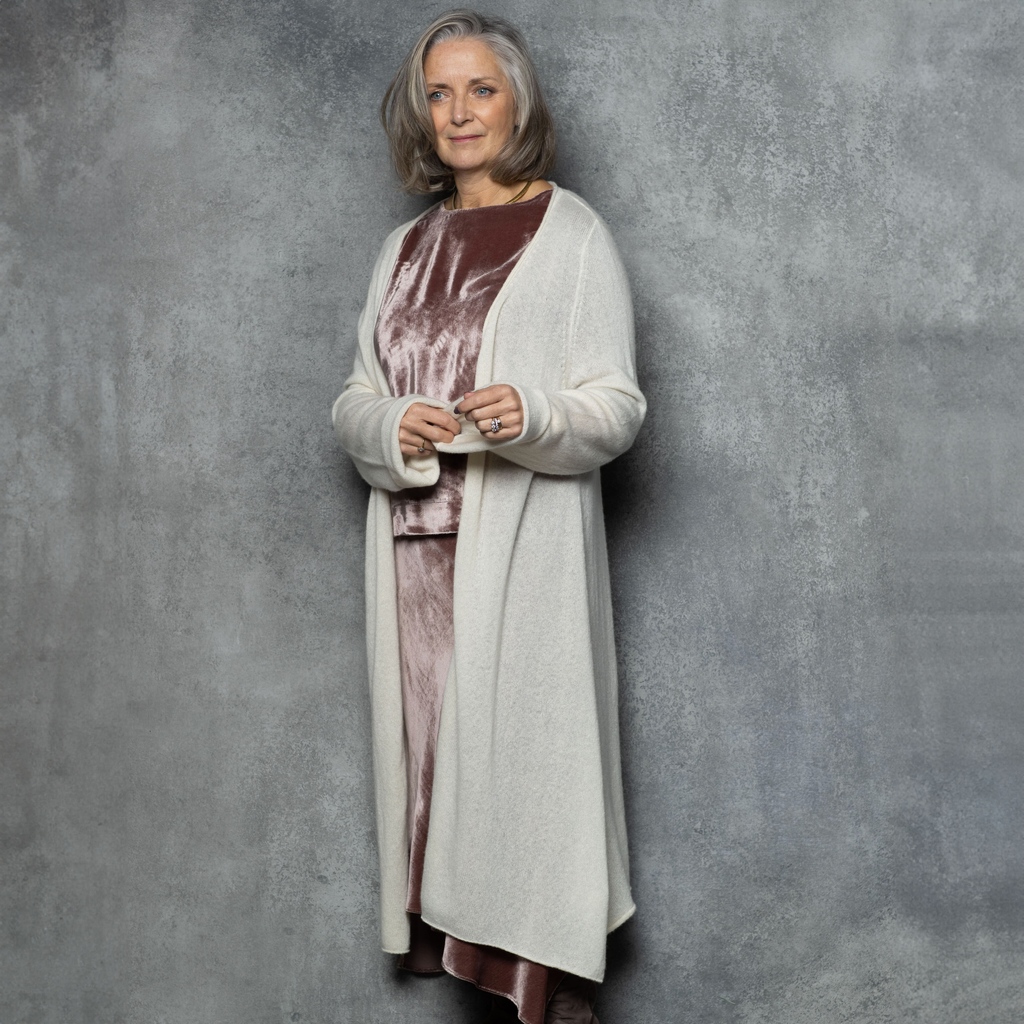 The Babette Cashmere Cardigan is the flowing, airy, long cashmere cardigan you always wanted. With a slight slit in the side seams and a flared sleeve, this design moves with you and floats on the body. 

#cardigan #quietluxury #cashmerelove #cashmere

l8r.it/JqSy