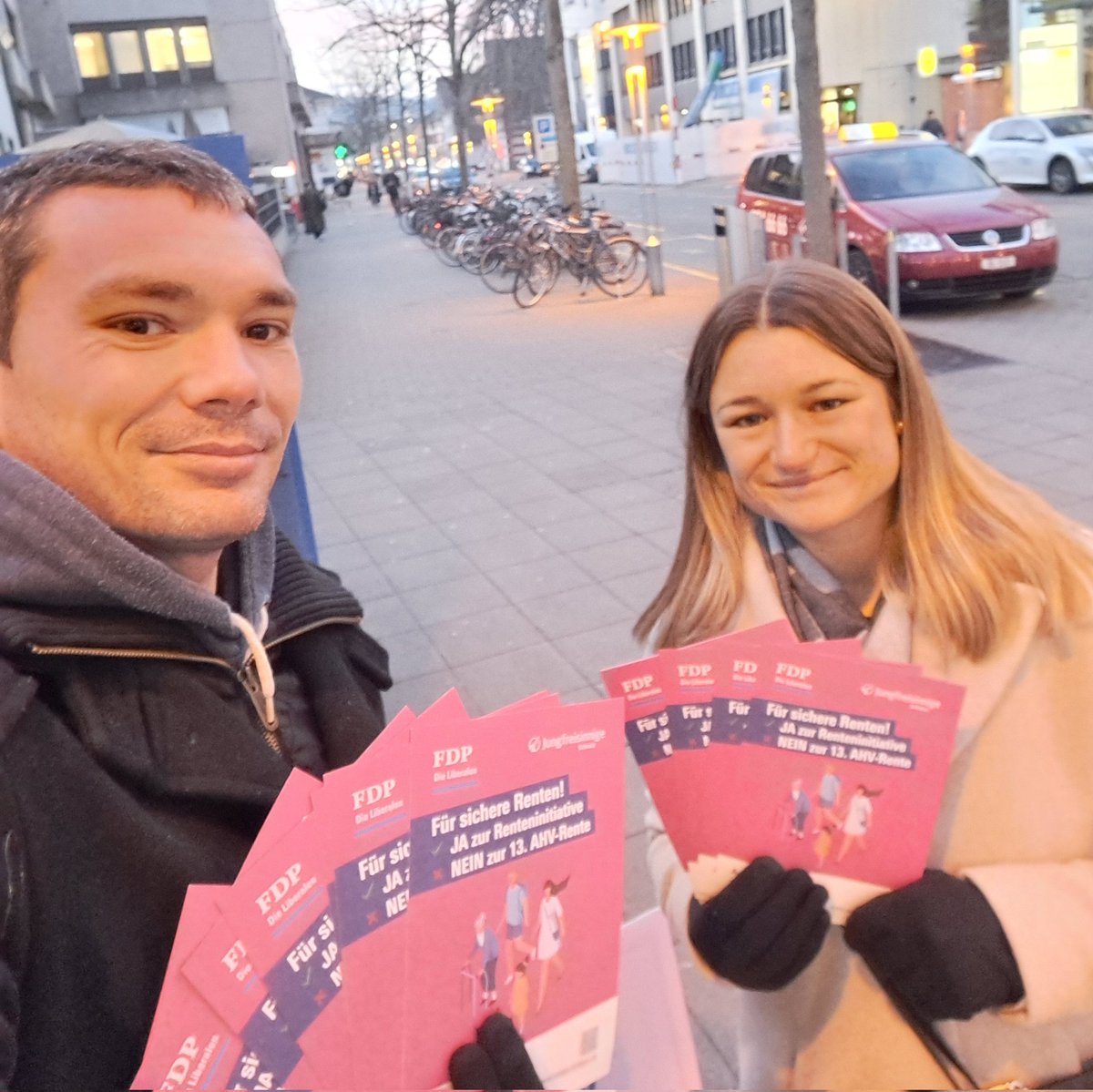 FDP.Die Liberalen Lyss/Busswil (@fdplyss) on Twitter photo Heute haben wir zum dritten Mal Flyer am Bahnhof #Lyss verteilt. In den letzten drei Tagen haben wir rund 300 Flyer für eine sichere Rente verteilt und dabei interessante Gespräche geführt. #Renteninitiative #Abst24 #AHV <a href="/RentenVI/">Renteninitiative</a> <a href="/fdp_bern/">FDP.Die Liberalen BE</a> <a href="/cpuehr/">Clemens Pühringer</a> Heute haben wir zum dritten Mal Flyer am Bahnhof #Lyss verteilt. In den letzten drei Tagen haben wir rund 300 Flyer für eine sichere Rente verteilt und dabei interessante Gespräche geführt. #Renteninitiative #Abst24 #AHV <a href="/RentenVI/">Renteninitiative</a> <a href="/fdp_bern/">FDP.Die Liberalen BE</a> <a href="/cpuehr/">Clemens Pühringer</a>
