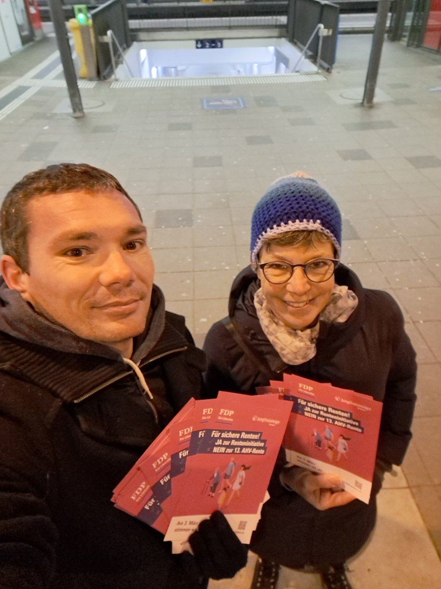 FDPLyss's tweet photo. Heute haben wir zum dritten Mal Flyer am Bahnhof #Lyss verteilt. In den letzten drei Tagen haben wir rund 300 Flyer für eine sichere Rente verteilt und dabei interessante Gespräche geführt. #Renteninitiative #Abst24 #AHV @RentenVI @fdp_bern @cpuehr https://t.co/OUQClWondw