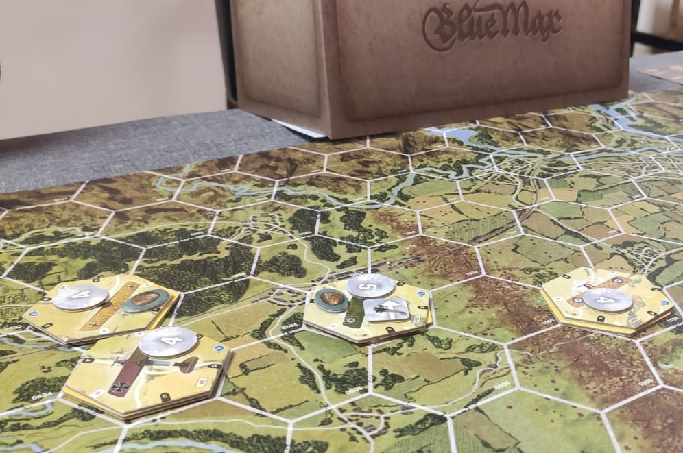 Hem enlairat tots els avions del Flying Circus per enfrontar-nos en singular combat aeri i demostrar que som mereixedors de la “Blue Max”. Un wargame molt tàctic i àgil. Cada jugador porta un sol avió i un sol objectiu: derivar tots els avions enemics.