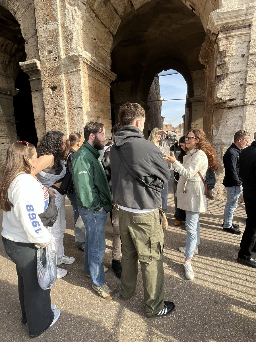 LaganRe's tweet photo. The Colosseum with our own your guide Ms Goddard ❤️ https://t.co/XOSasau5Ju