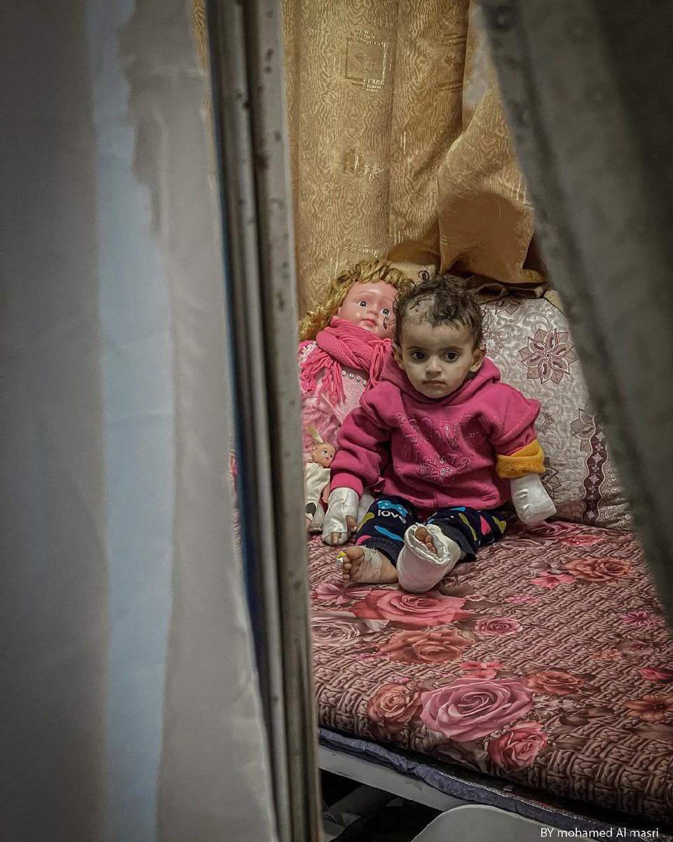 QastalNewsEn's tweet photo. Little, Hour, was injured and lost all her family members due to the Israeli aggression against Gaza. https://t.co/4xRYCS2I28