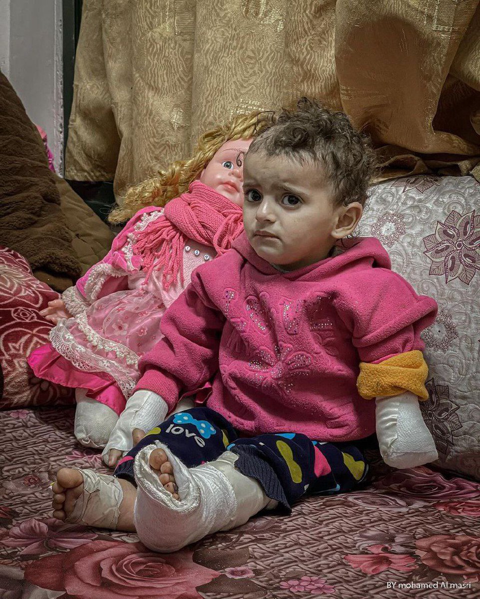QastalNewsEn's tweet photo. Little, Hour, was injured and lost all her family members due to the Israeli aggression against Gaza. https://t.co/4xRYCS2I28