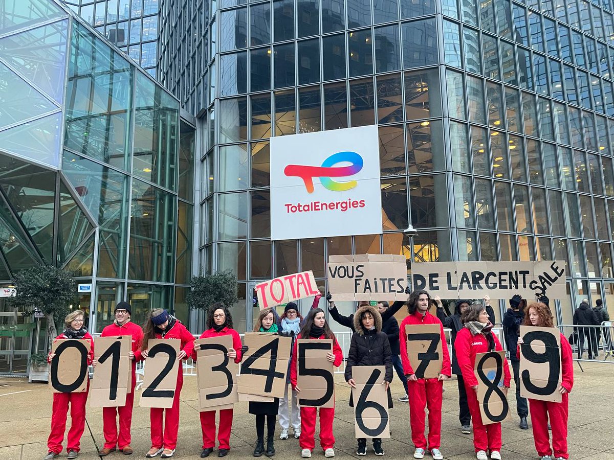 🛑 TotalEnergies annonce aujourd'hui ses résultats pour 2023, et cette année encore l'entreprise et ses actionnaires se régalent sur le dos du climat, de la planète et des droits humains 👇👇

C'est pour ça que ce matin nous étions aux côtés du collectif StopTotal à La Défense !