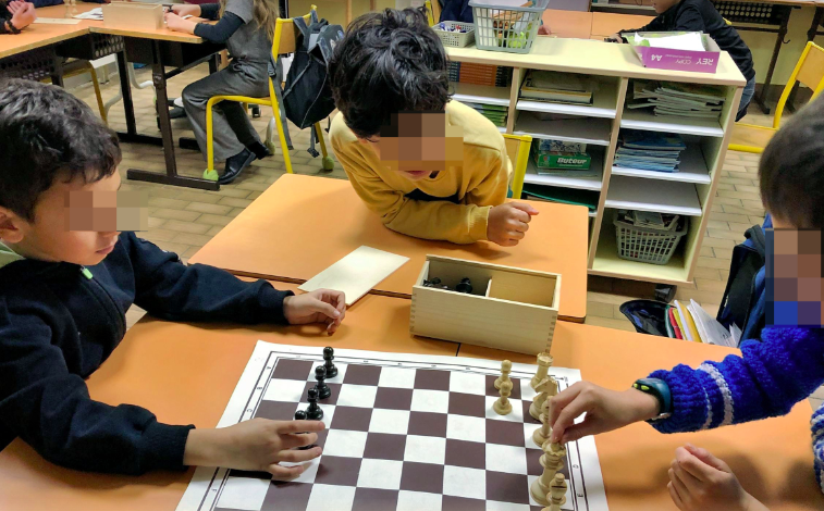 Vincemart1's tweet photo. "Mieux vivre dans son école" : temps de travail partagé entre les élèves de niveaux différents. Contribuer à l'amélioration du climat scolaire : tutorat, aide aux devoirs, class'échecs, jeux sur les compétences psycho-sociales.
@RepOyonnax @Circoyo01 https://t.co/CiTDGdJnAL