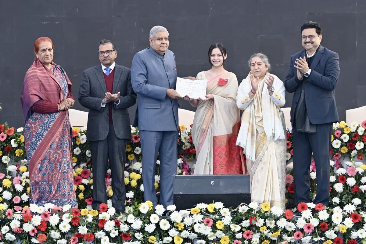 PIBChandigarh's tweet photo. Hon'ble Vice-President, Shri Jagdeep Dhankhar awarded the meritorious students of Indraprastha College for Women, University of Delhi during the centenary celebrations of the college today.

@ipcollegedu @UnivofDelhi #ipcollegedu https://t.co/ex5QqlmC2i