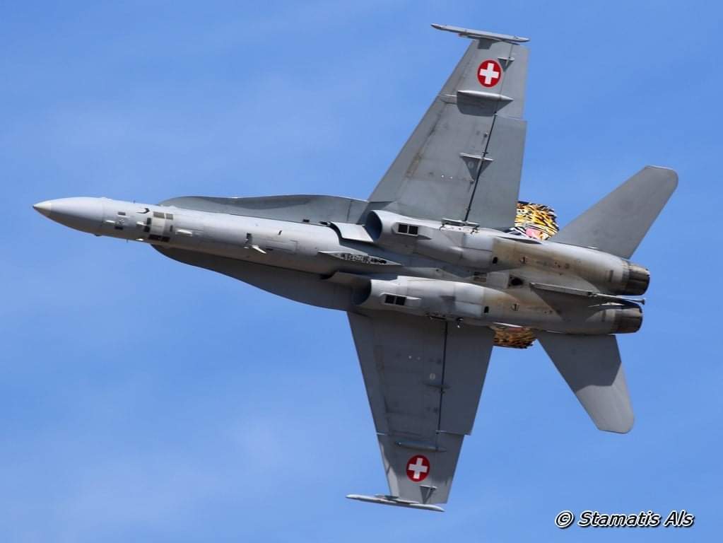 🇨🇭 Swiss Air Force 
F-18C Hornet Solo Display!!
Display pilot: Yannick ‘Fönsi’ Zanata💪👍
#SwissAirForce #Athensflyingweek22 #TanagraAFB #afw22 #airshow #swisshornet #swisshornetdisplayteam