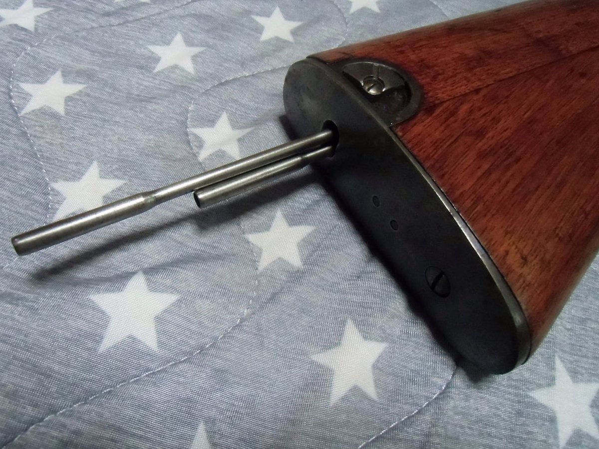 四四式騎銃は、銃身下にはは折り畳み銃剣が収納されるので、さく杖は銃床内に格納する。
元々、銃の収納するさく杖は、緊急時用と規定されている。
使用時は、さく杖は尾筒側から挿入する。
ところが、四四式騎銃は銃口蓋を介した場合に限り、例外的に銃口側からの挿入が認められている。