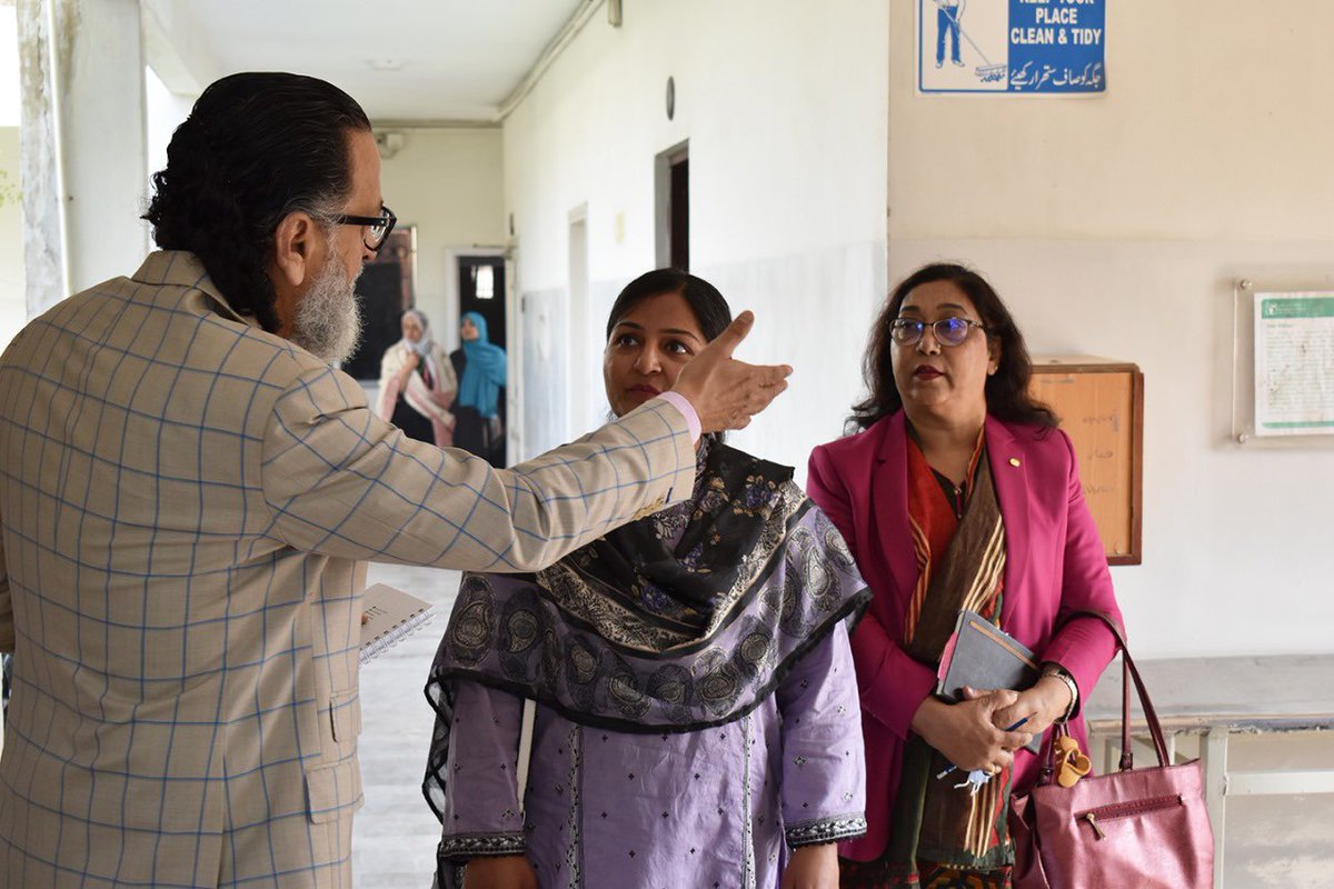 KarwanHayat's tweet photo. PARCO's CSR team, led by Ms. Zubia Iqbal, visited Karwan-e-Hayat hospital in Keamari to witness mental health initiatives. A crucial collaboration for the underprivileged community's mental wellness. #SupportKarwaneHayat #PARCO #CommunityCollaboration #MentalHealth #KarwaneHayat https://t.co/b7RsAiVLBV