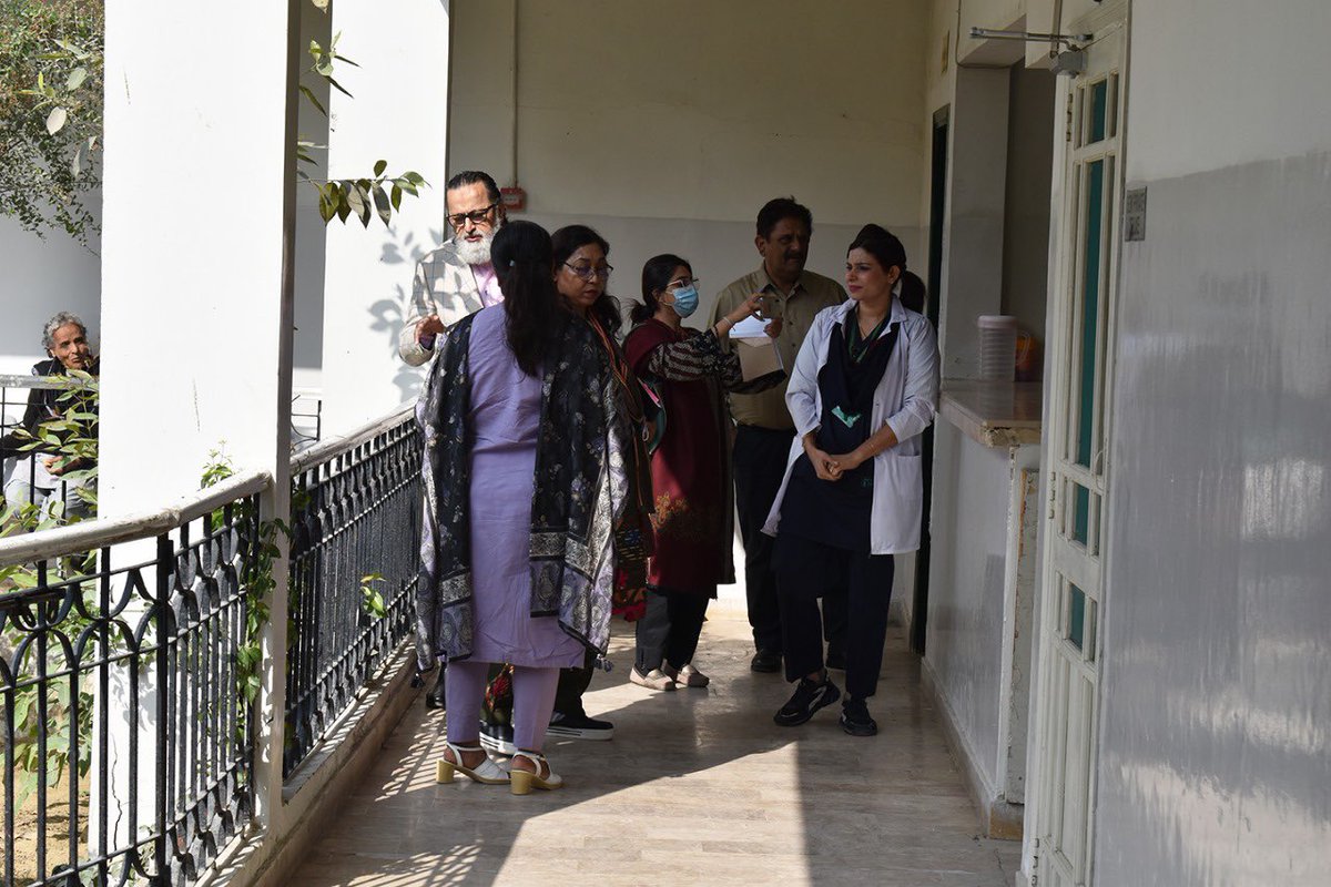 KarwanHayat's tweet photo. PARCO's CSR team, led by Ms. Zubia Iqbal, visited Karwan-e-Hayat hospital in Keamari to witness mental health initiatives. A crucial collaboration for the underprivileged community's mental wellness. #SupportKarwaneHayat #PARCO #CommunityCollaboration #MentalHealth #KarwaneHayat https://t.co/b7RsAiVLBV