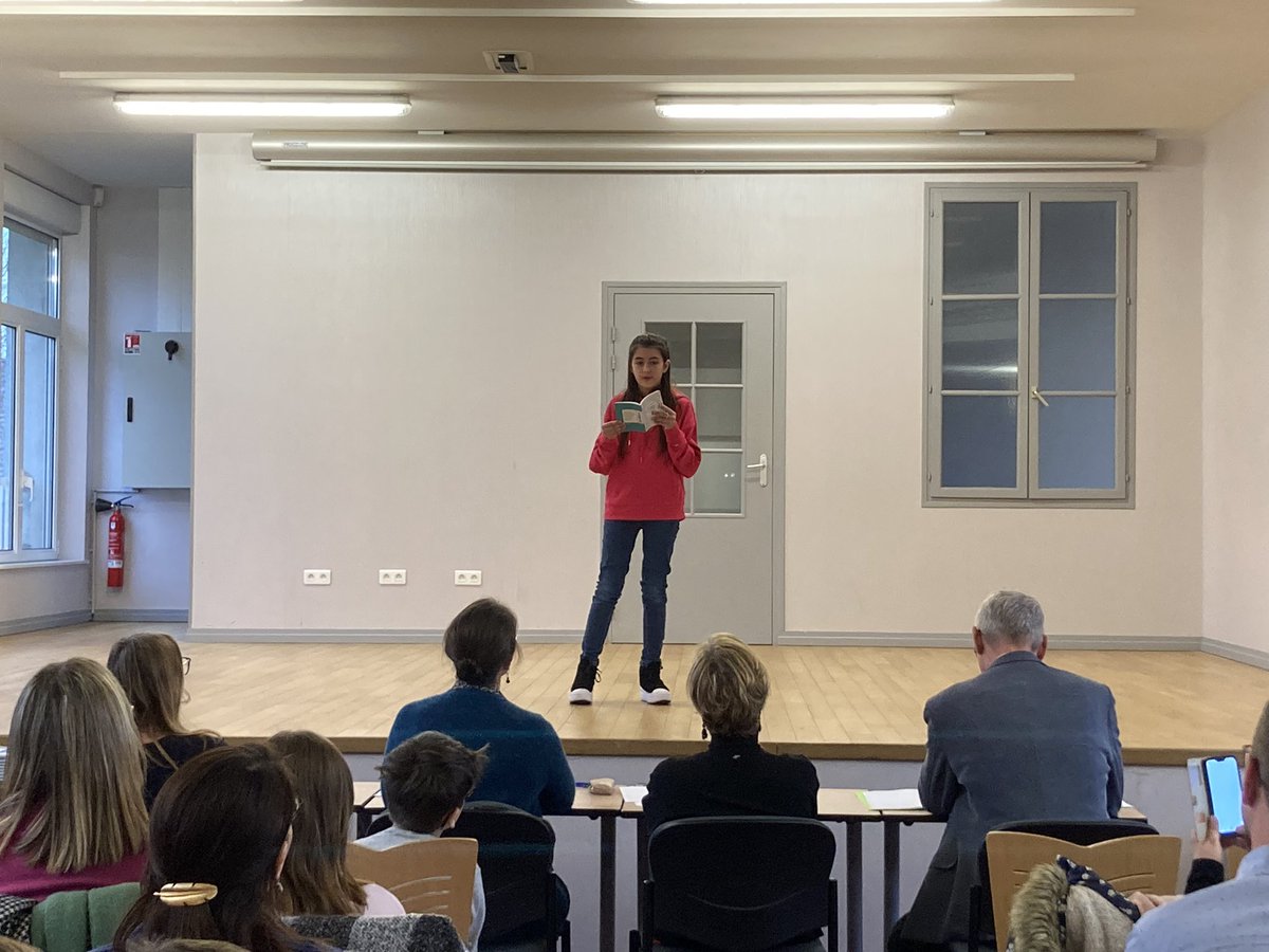 DSDEN_Aisne's tweet photo. #petitschampionsdelalecture @PClaudel02 accueille aujourd’hui une finale départementale merci @AmopaContact @LigueAisne pour leur soutien, au jury pour son attention, à l’équipe de la dsden pour l’organisation. Dominique Brisson, auteure axonaise. https://t.co/R7y3GkUNuy