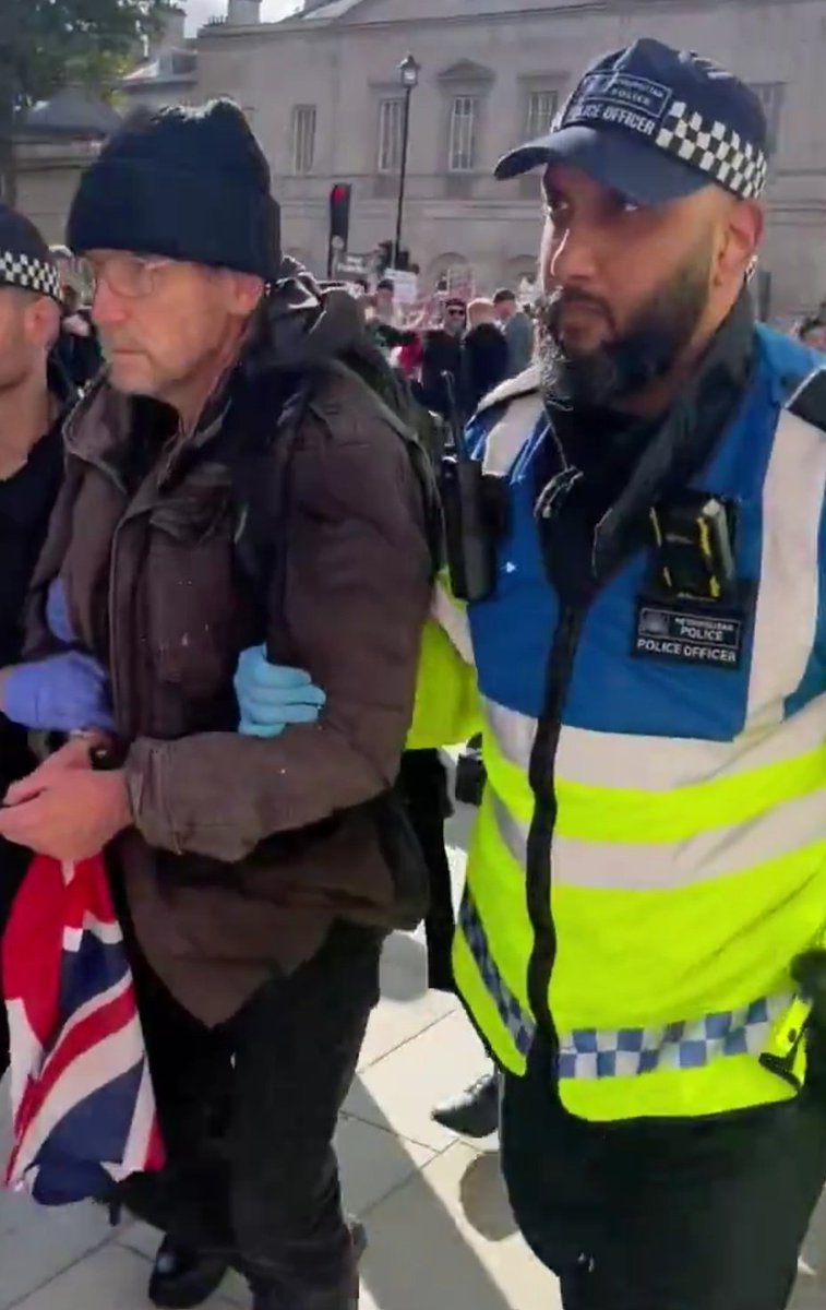 islamismefrance's tweet photo. 🇬🇧 Londonistan : la police Islamique d'Etat arrête un indigène pour avoir arboré un drapeau britannique. Le fameux "fantasme islamophobe d'ultra-droite" est aujourd'hui devenu la triste réalité. ☪️ https://t.co/dImokMc88X