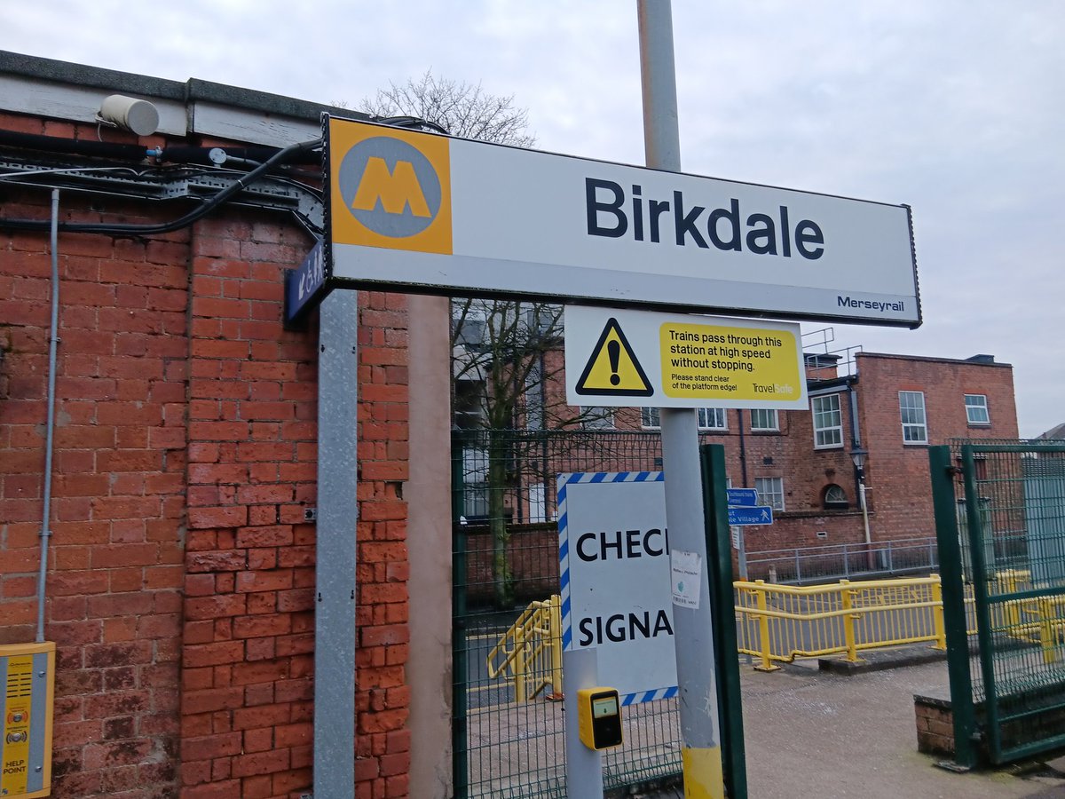 Pictures taken at the train station. #birkdale #merseyrail #class777 #class507.