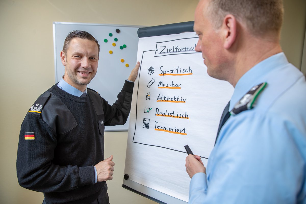 Stehen bleiben ist persönlich & beruflich keine Option. Lebenslanges Lernen & sich weiterentwickeln hingegen schon: Deshalb lässt sich Oberstleutnant Niklas S. aus unserem Generalstabslehrgang #coachen. ➡️tinyurl.com/mt2aamck