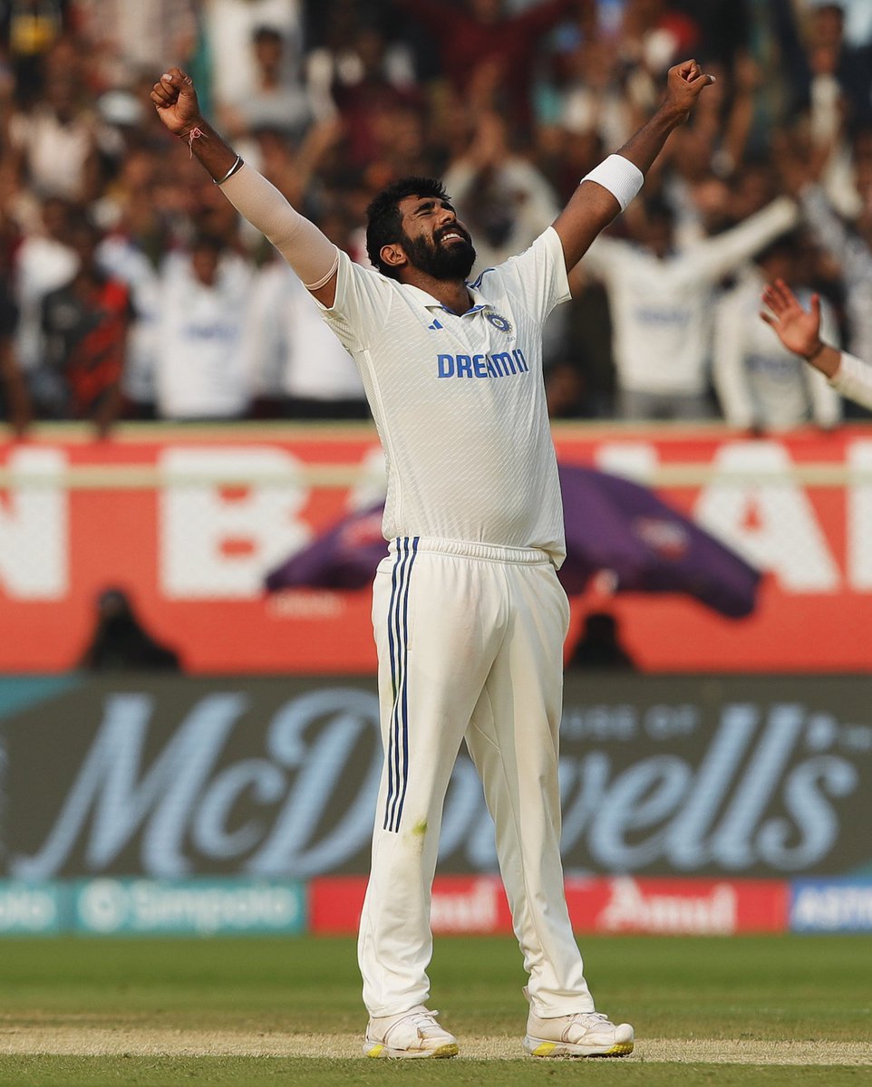 _FaridKhan's tweet photo. BREAKING: JASPRIT BUMRAH BECOMES THE FIRST BOWLER IN HISTORY TO BECOME NUMBER 1 IN ALL FORMATS 🤯🦁

He is also the first ever pacer from India to become No. 1 in Test bowling rankings! Congrats, padosiyo 🇮🇳❤️❤️❤️ #INDvsENG https://t.co/qBHEAp1Gyj