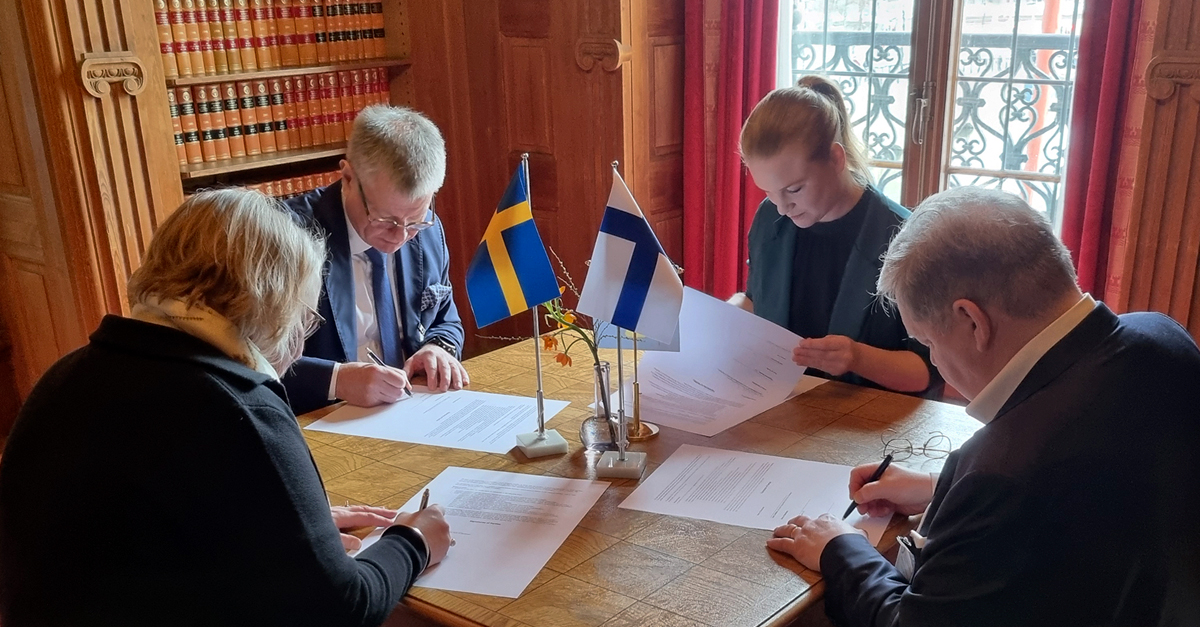 Yesterday we signed a cooperation agreement with <a href="/StockholmsHamn/">Stockholms Hamnar</a> and <a href="/vikingline_fi/">Viking Line Suomi</a> for development of a green maritime transport corridor between #Turku - Stockholm. Goal is to be free of fossil fuels by 2035 at latest. portofturku.fi/en/2024/02/07/… #GreenCorridor