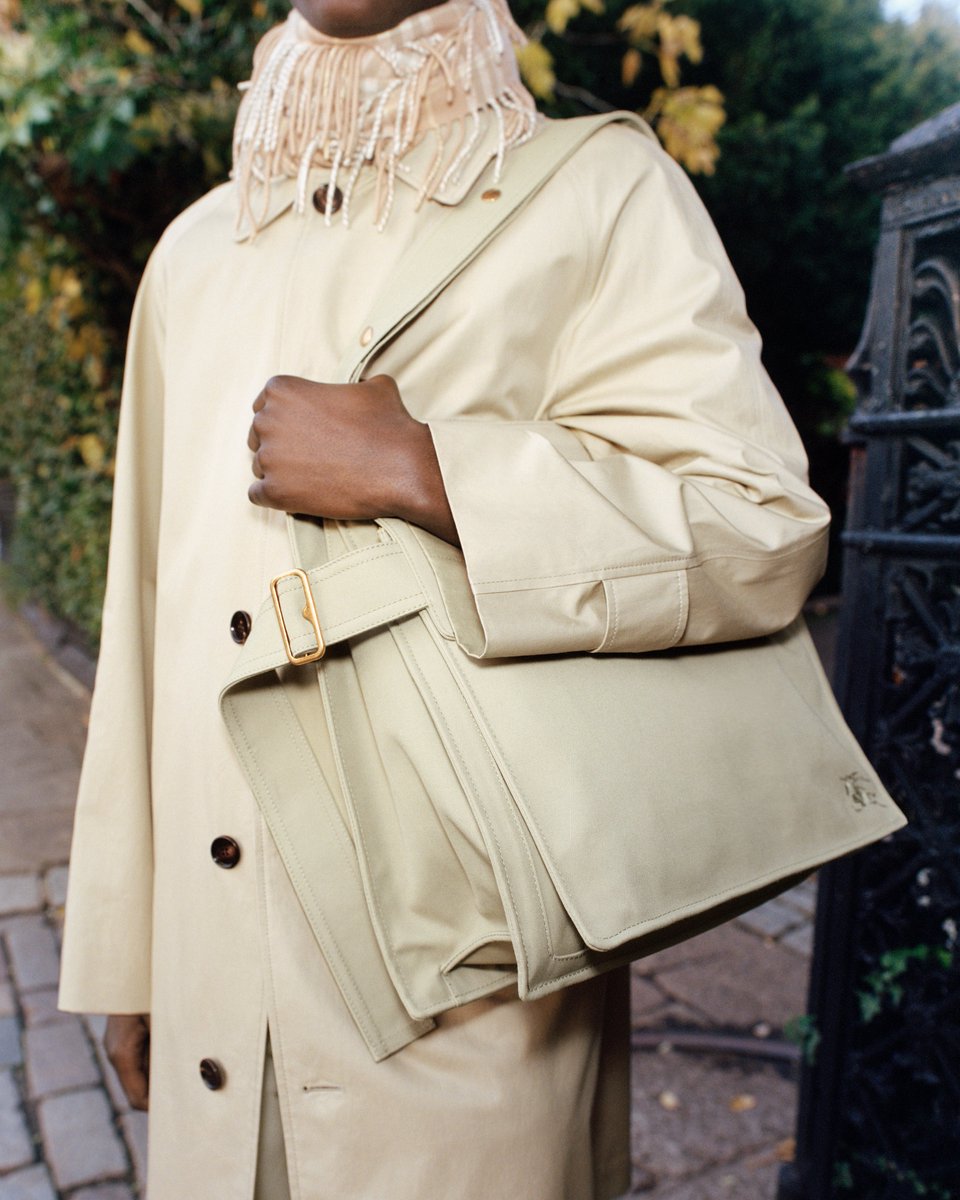 The Trench tote embroidered with our Equestrian Knight Design, worn with a mid-length car coat #Burberry 

brby.co/cgi