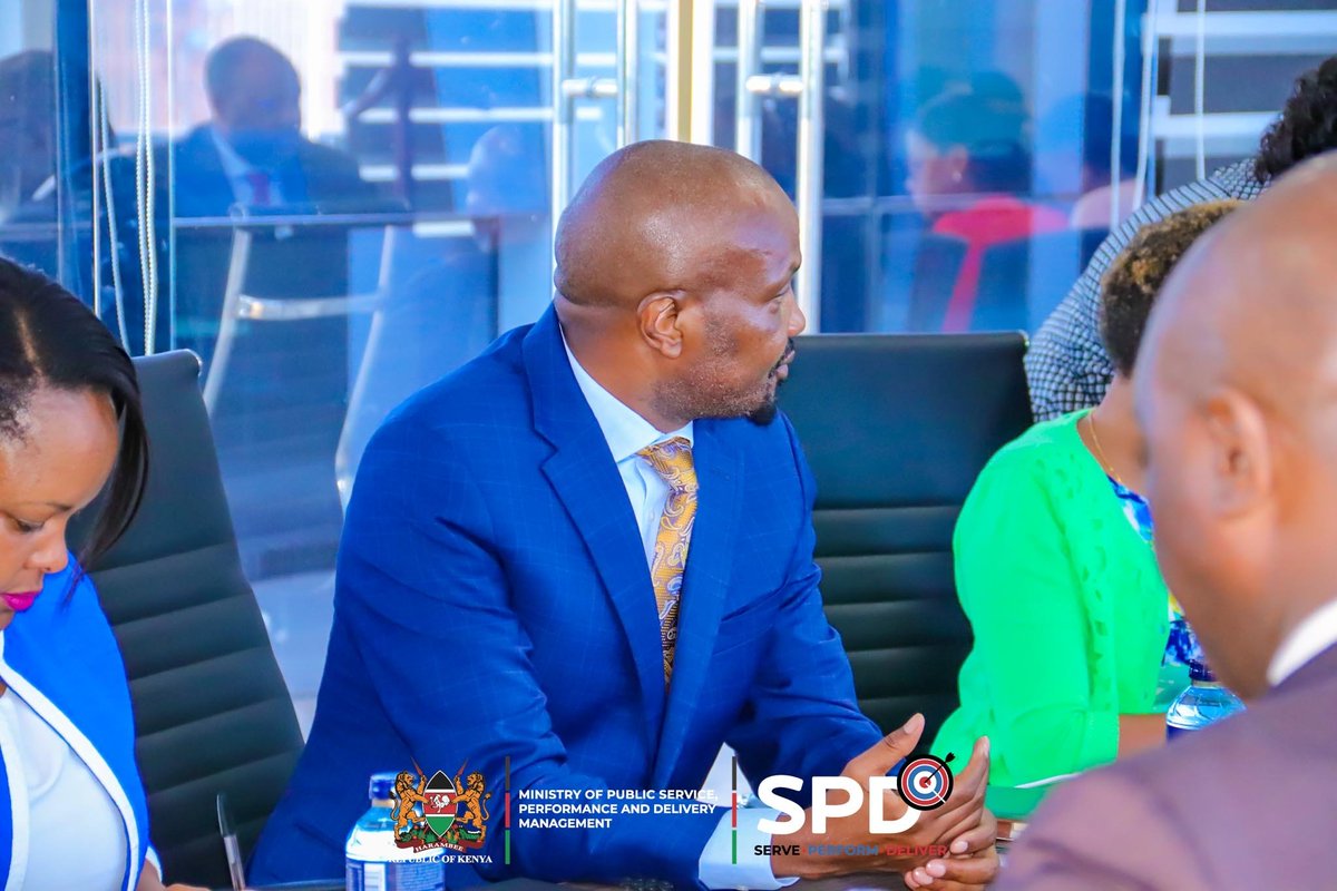 HonMoses_Kuria's tweet photo. This morning I led the Government Performance and Delivery Roadshow Steering Committee to a meeting with the President's Council of Economic Advisors. 

In the last one month during our roadshows, the steering committee was able to collect data from 23 Ministries, Departments and Agencies (MDAs) including the State Law Office.

Our discussion was centred on reviewing and analysing some of this data in the categories of Key Economic Status and Trends, Budget Absorption, Pending Bills among others with a view to recommending the way forward for our country's economic development. 
1/3