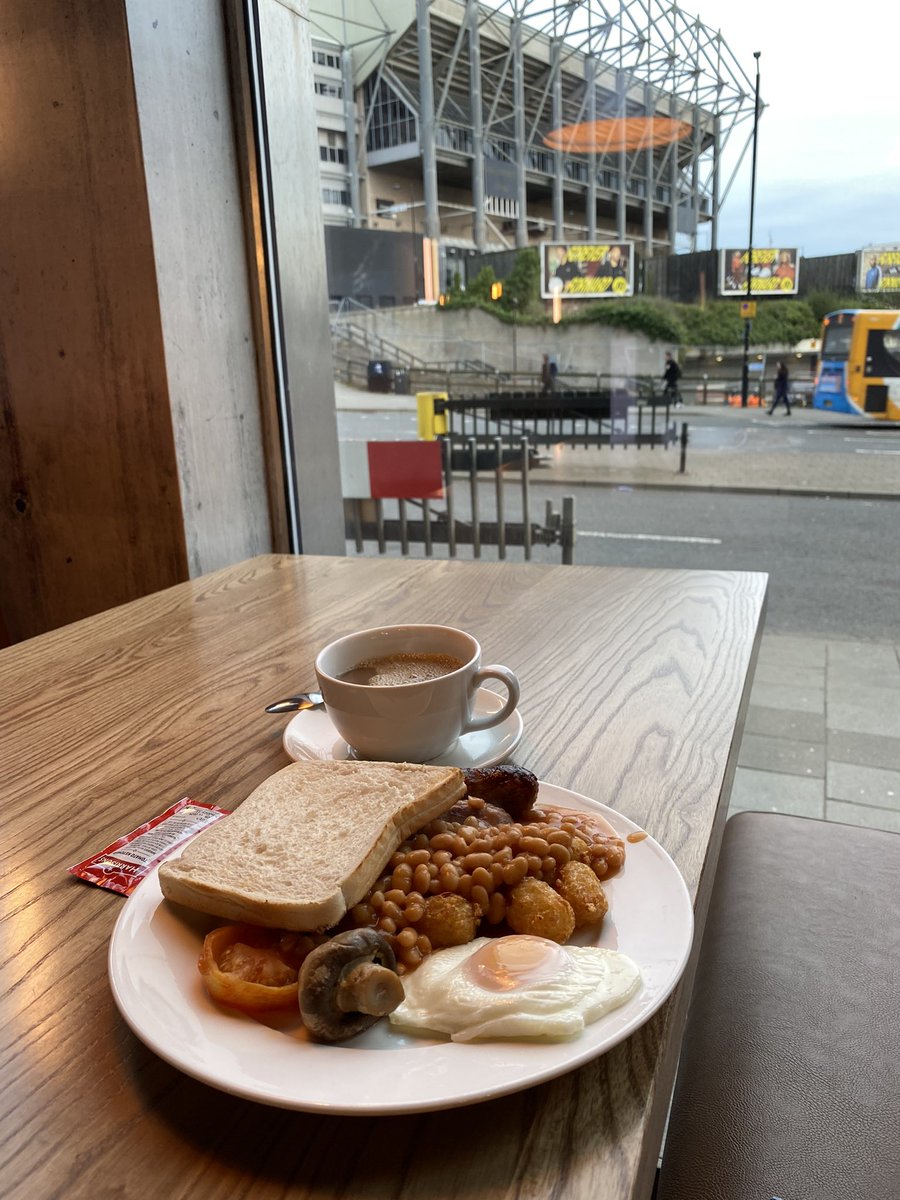 Congrats again to @JEdwards262 for passing the viva (>4hrs). And thanks to @seamus_holden and @HenrikStrahl for the invitation and the hospitality! I’ll finish the trip with an (almost) full English breakfast in front of an iconic stadium.