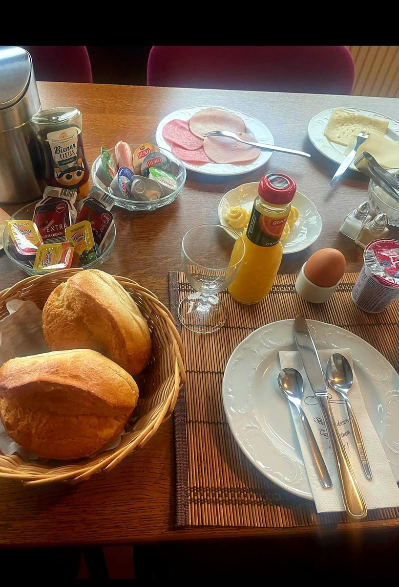 Frame 1-English breakfast that we had in Hingirandi nashewe. Frame 2; a brekkie I had in Germany at €12. Which would you go with? I think I will stick to the English one then go to gym hangu. I want my meat. 😋 😆 @sihwaw @VMusinachirevo @SANDEJAQ