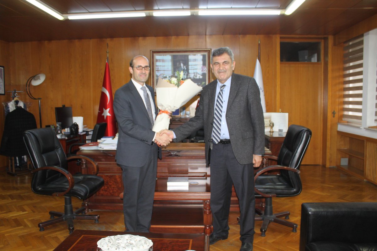 Fakültemize Dekan olarak atanan Prof. Dr. Mehmet Cem ŞAHİN, 30.01.2024 tarihinde Dekanlık görevini devir teslim töreni ile Prof. Dr. Osman BİLEN'den devraldı.
Devir teslim törenine Rektör Yardımcımız Prof. Dr. Esra BUKOVA GÜZEL ve Genel Sekreterimiz Engin BASMACI katıldı.