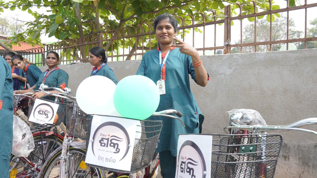 In a significant step today a total of 73 cycles were distributed by BMC to the #SwachhaSathis at Niladri Vihar Wealth Centre.
Hon'ble MLA North Shri. <a href="/susantroutmla/">Susant Kumar Rout</a>, Hon'ble <a href="/MayorofBBSR/">Sulochana Das</a> in the presence of Standing Committee Chairpersons, Addl. Commissioner, Corporators,