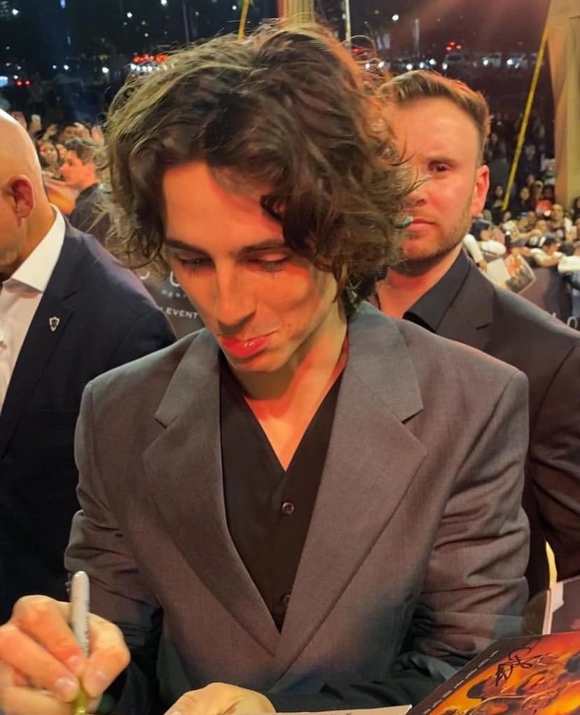 timotheebrasil_'s tweet photo. FOFO!!! Timothée Chalamet atendendo fãs, ontem, no México. https://t.co/LYrsmr8pD0