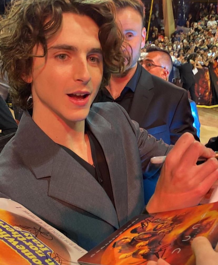 timotheebrasil_'s tweet photo. FOFO!!! Timothée Chalamet atendendo fãs, ontem, no México. https://t.co/LYrsmr8pD0
