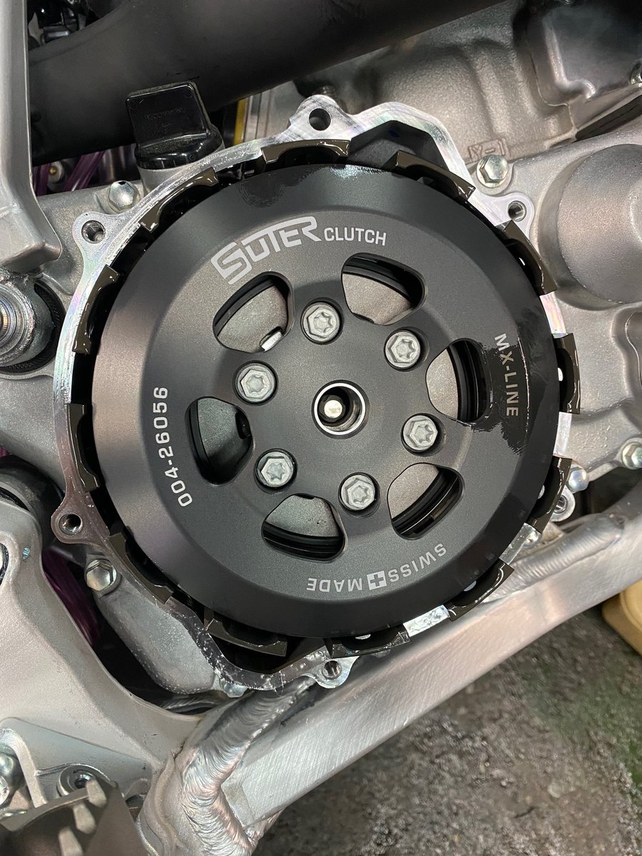 team_shirota's tweet image. YZ250のクラッチシステム最解適！？
サポートライダー大塚選手@otsukakougiyoのYZ250XにHINSON製クラッチバスケットとSUTER製クラッチをインストール。
SUTERクラッチはダイヤフラムスプリングを採用する事で外車並(それ以上)のクラッチフィーリングを実現します！
#YZ250X #HINSON #SUTER #moto禅