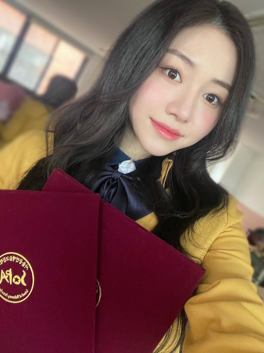 RocketPunch's tweet photo. [#RCPCheeze 📸] 240207 다현이의 졸업식

 (\_/)    💕
(  •-•)💕
/>💐 
🎓𝐃𝐚𝐇𝐲𝐮𝐧'𝐬 𝐆𝐑𝐀𝐃𝐔𝐀𝐓𝐈𝐎𝐍🎓

누구보다 찬란했던 10대를 보낸 막냉이 다현아🐿
더 빛날 다현이의 미래를 응원해💗

#RocketPunch #로켓펀치 #RCPC #KETCHY https://t.co/xaodcQbzDt